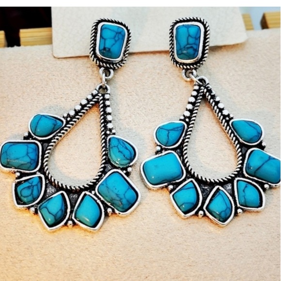 NWT
Silver and Faux Turquoise
Dangle Earrings - Picture 7 of 7